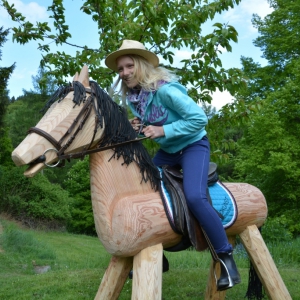 das-original-holzpferd-mit-tochter-lonneke