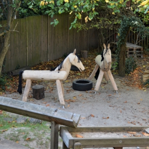 die-original-holzpferde-fuelen-sich-wohl-auf-dem-spielplatz-hindenburg-iserlohn