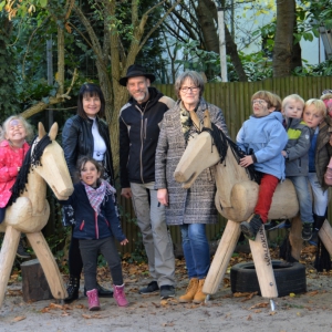 freude-an-den-neuen-original-holzpferden-danke-sparkasse-iserlohn