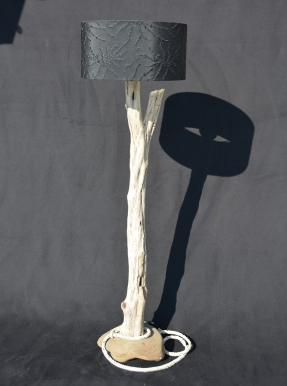 Sainte-Croix Treibholz Stehlampe | WALDKUNST by Arjen Cornelis Baaijens Sainte-Croix Treibholz Stehlampe | WALDKUNST by Arjen Cornelis Baaijens
